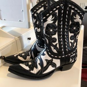 Leather western style boot by brand: Old Gringo Size 7 1/2 B&W floral design.